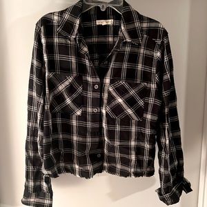 Black/white cropped flannel shirt